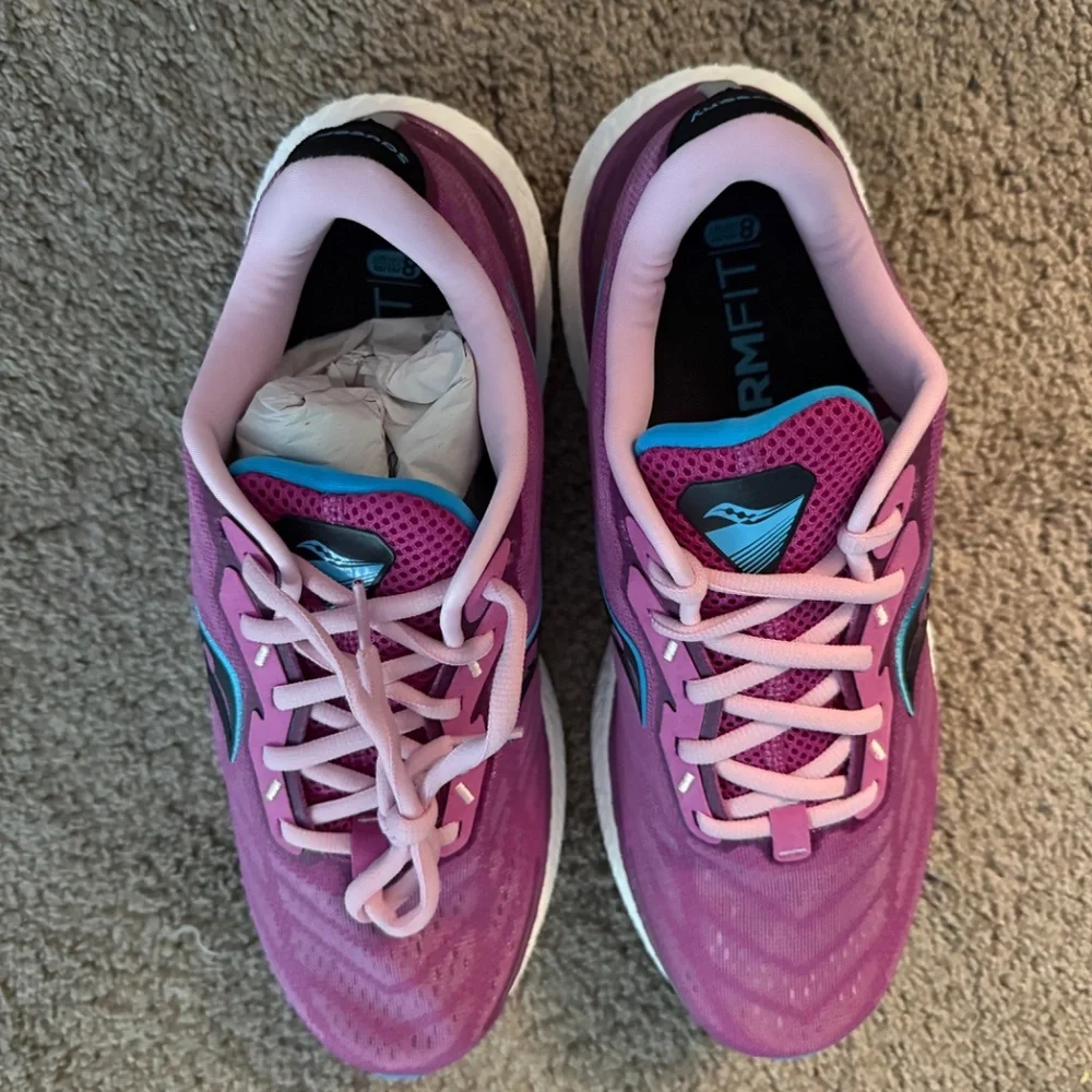 Saucony women’s running shoe - Picture 2 of 3